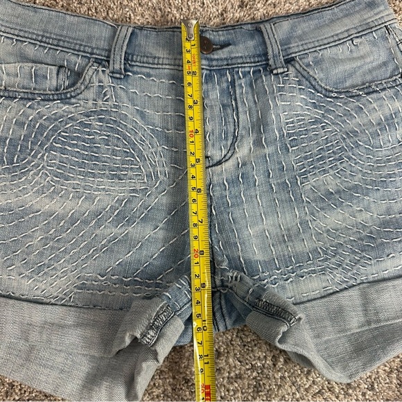 Anthropologie Pilcro Embroidered Denim Shorts 25 cuffed hem midrise 2.5 inseam - Picture 10 of 11